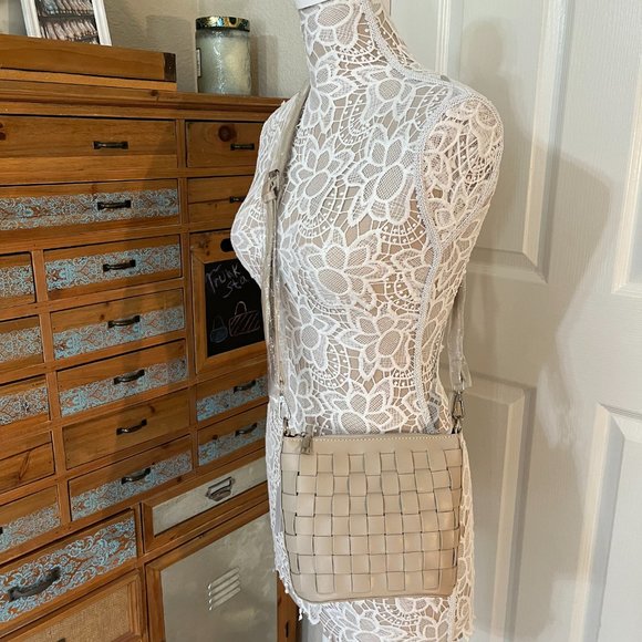 Basket Weave Bucket Bag / Handbag in Tan - NWT - Picture 3 of 12